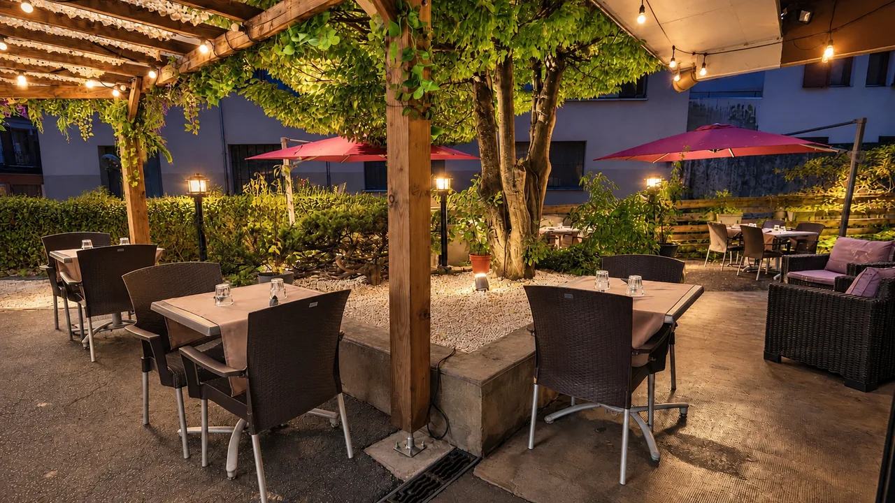 La terrasse sous la pergola, guirlandes allumées