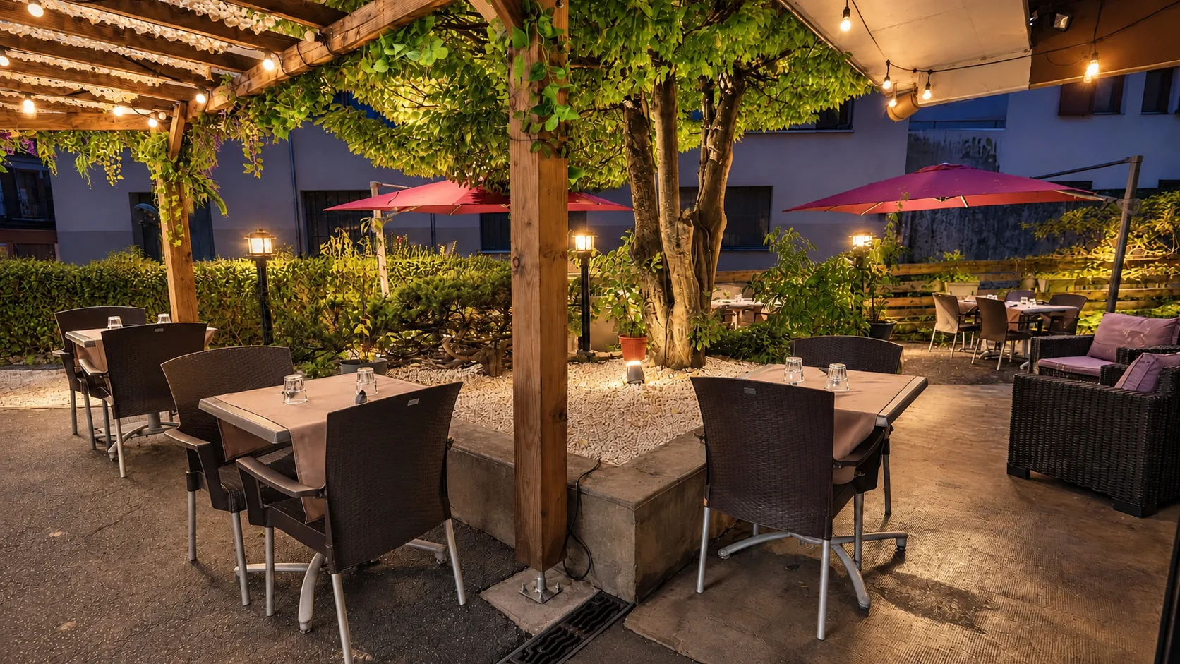 La terrasse sous la pergola, guirlandes allumées